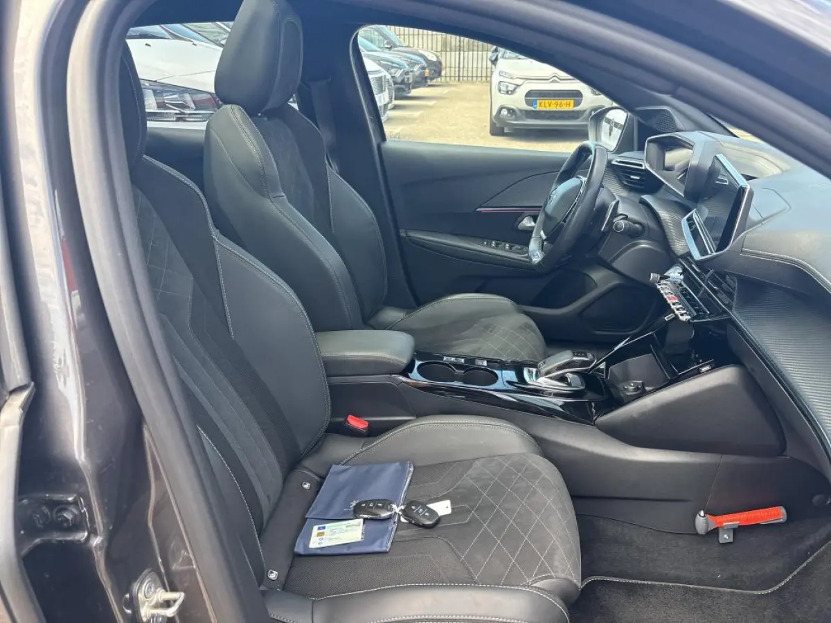 1.2 PureTech 130pk EAT8 GT Pack | Automaat | Navigatie | Camera | Panoramadak | Alcantara | Stoelverwarming | NL auto |