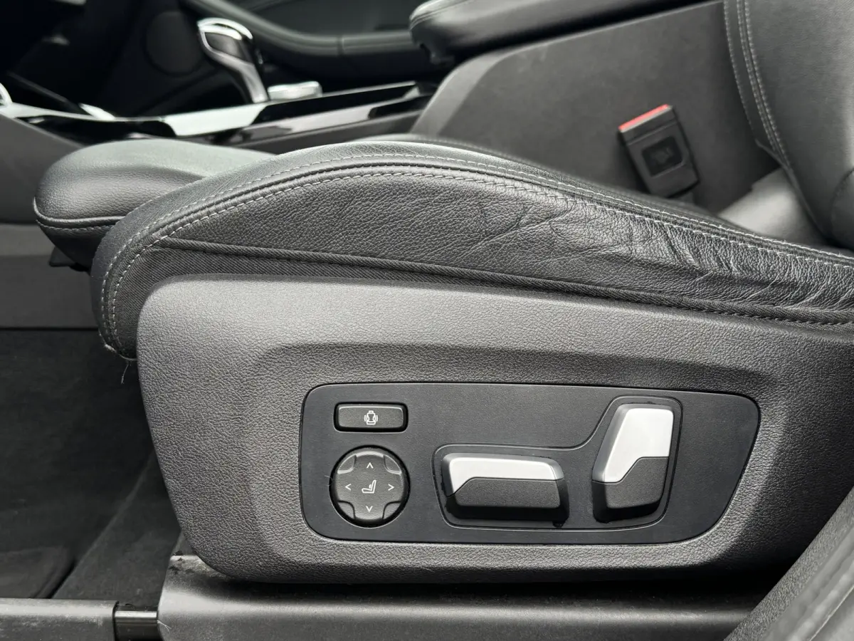 XDrive30e M-Sport | SOH 99% | Pano | Trekhaak | Harman Kardon | Elektr. stoelen | Head Up | Keyless | 20 inch | 360