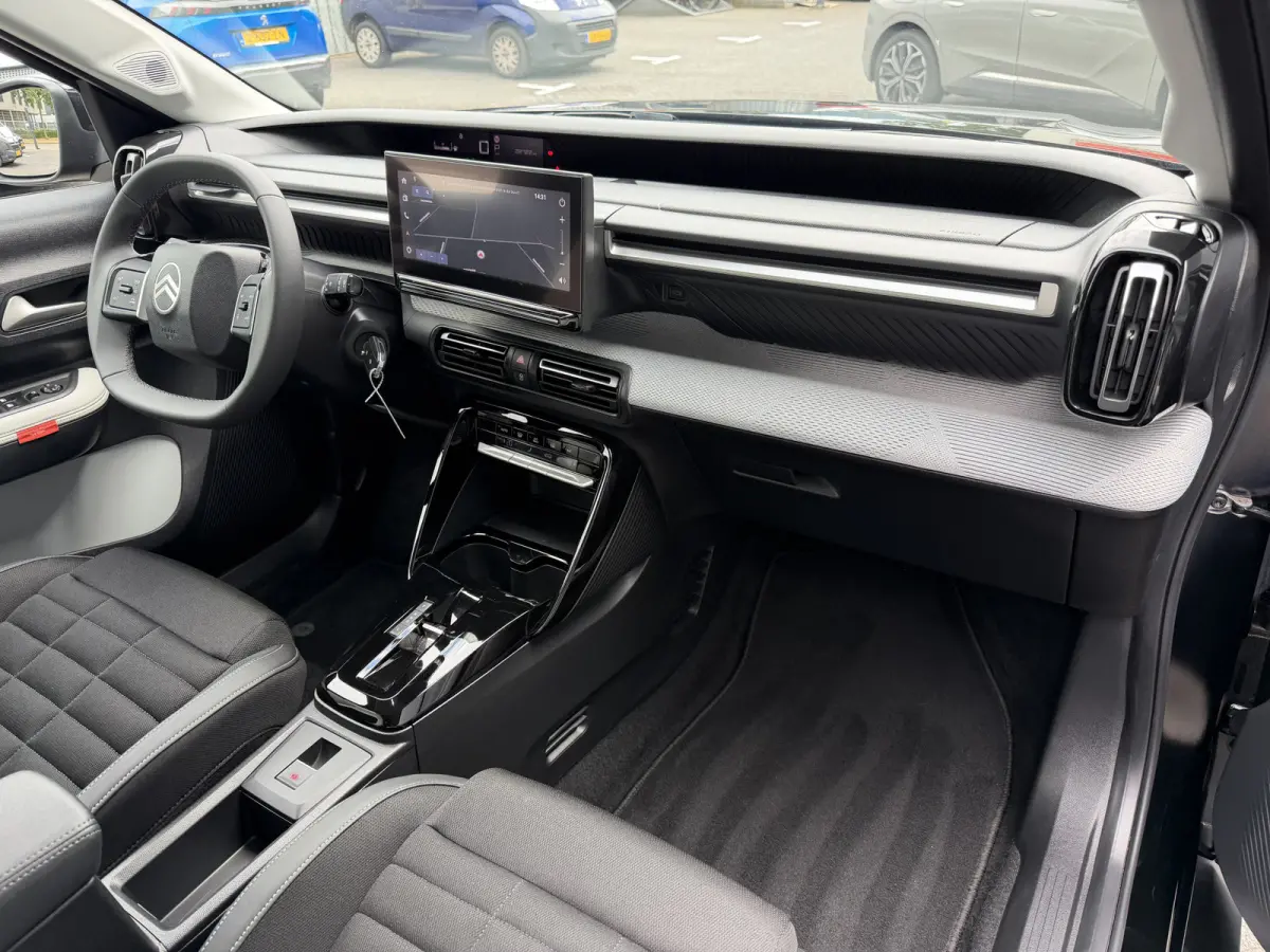 145pk Hybrid Max (Camera - Parkeersensoren V+A - LED - Automatische Airco - Navigatie - Apple Carplay - 17")