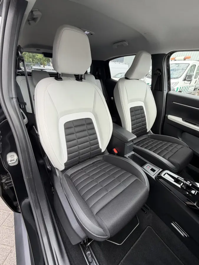 145pk Hybrid Max (Camera - Parkeersensoren V+A - LED - Automatische Airco - Navigatie - Apple Carplay - 17")
