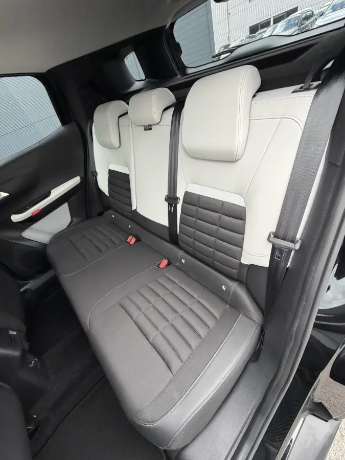 145pk Hybrid Max (Camera - Parkeersensoren V+A - LED - Automatische Airco - Navigatie - Apple Carplay - 17")