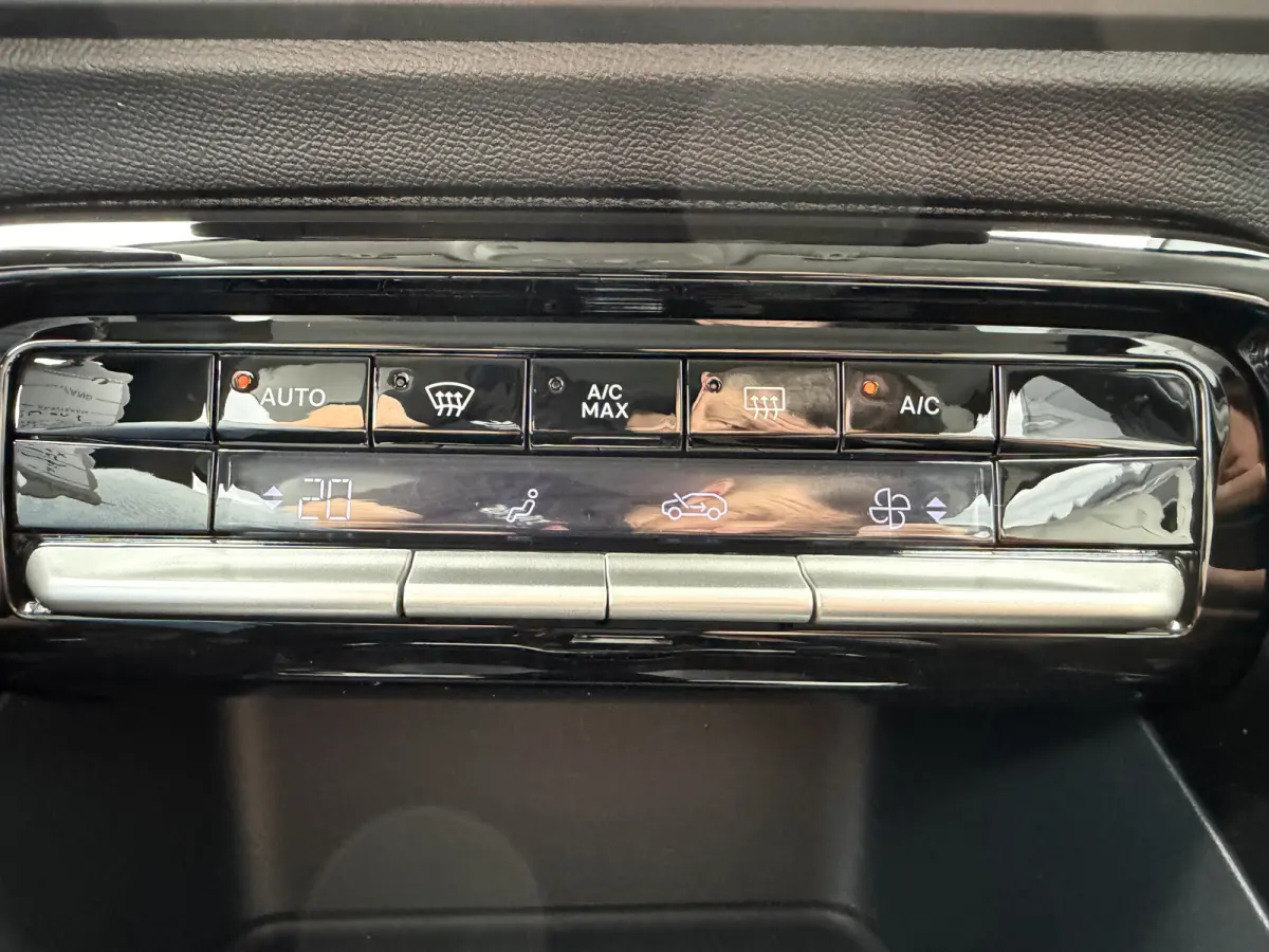 145pk Hybrid Max (Camera - Parkeersensoren V+A - LED - Automatische Airco - Navigatie - Apple Carplay - 17")