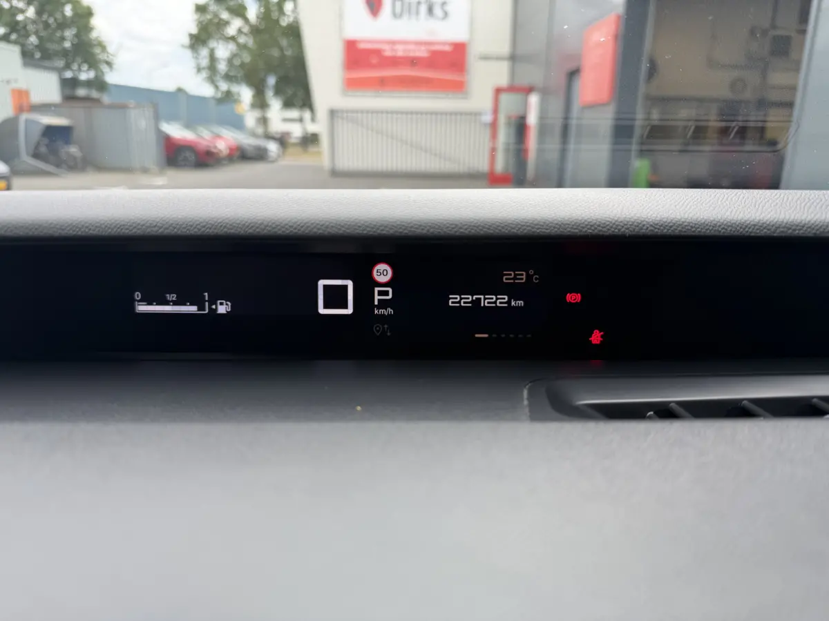 145pk Hybrid Max (Camera - Parkeersensoren V+A - LED - Automatische Airco - Navigatie - Apple Carplay - 17")