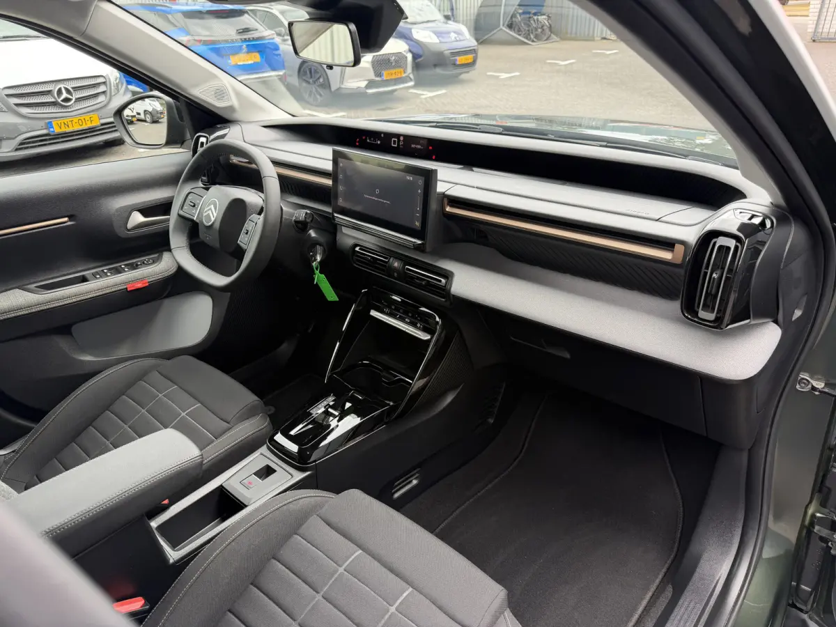 145pk Hybrid Plus (Camera - Navigatie via APP - Automatische Airco - LED - Apple Carplay - Two Tone - Parkeersensoren)