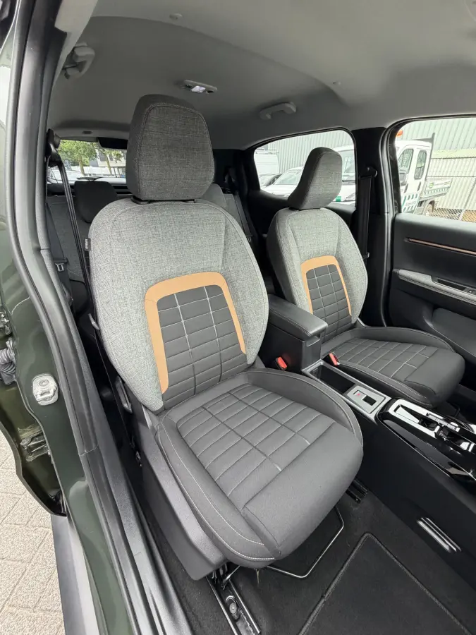 145pk Hybrid Plus (Camera - Navigatie via APP - Automatische Airco - LED - Apple Carplay - Two Tone - Parkeersensoren)