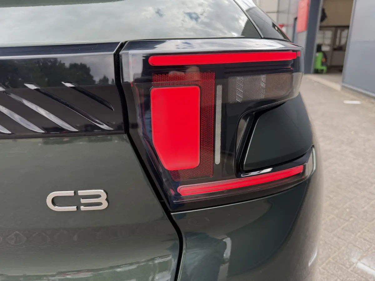 145pk Hybrid Plus (Camera - Navigatie via APP - Automatische Airco - LED - Apple Carplay - Two Tone - Parkeersensoren)