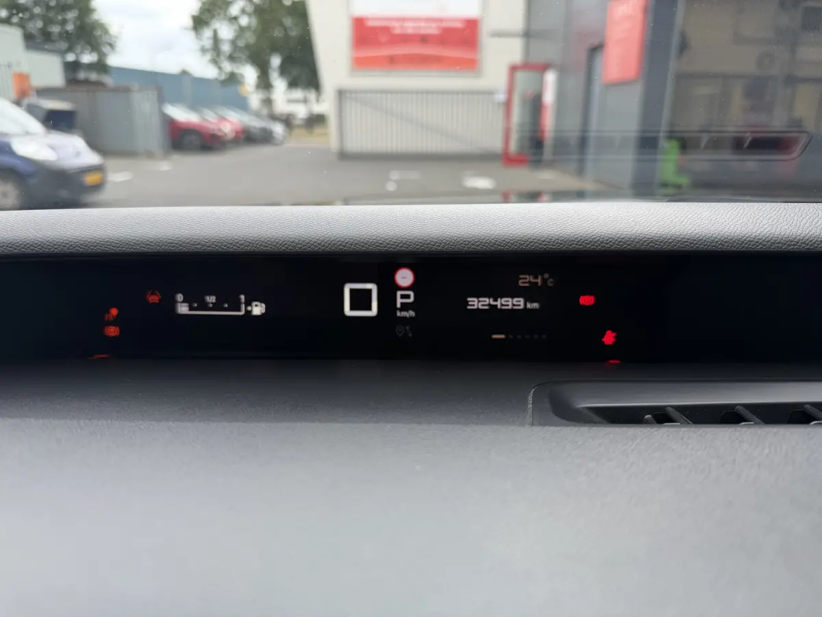 145pk Hybrid Plus (Camera - Navigatie via APP - Automatische Airco - LED - Apple Carplay - Two Tone - Parkeersensoren)