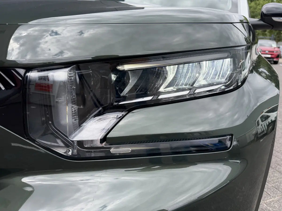145pk Hybrid Plus (Camera - Navigatie via APP - Automatische Airco - LED - Apple Carplay - Two Tone - Parkeersensoren)