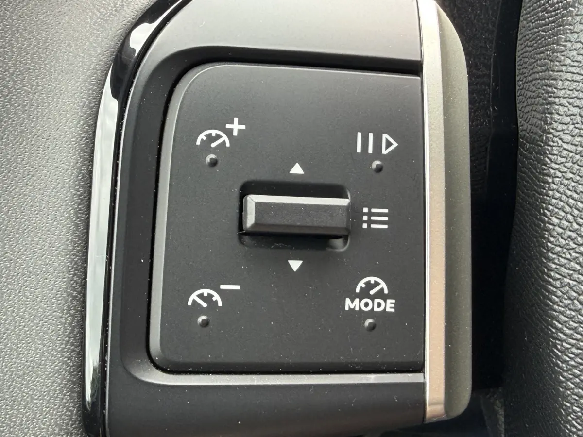 145pk Hybrid Plus (Camera - Navigatie via APP - Automatische Airco - LED - Apple Carplay - Two Tone - Parkeersensoren)
