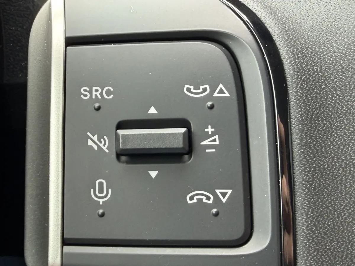 145pk Hybrid Plus (Camera - Navigatie via APP - Automatische Airco - LED - Apple Carplay - Two Tone - Parkeersensoren)