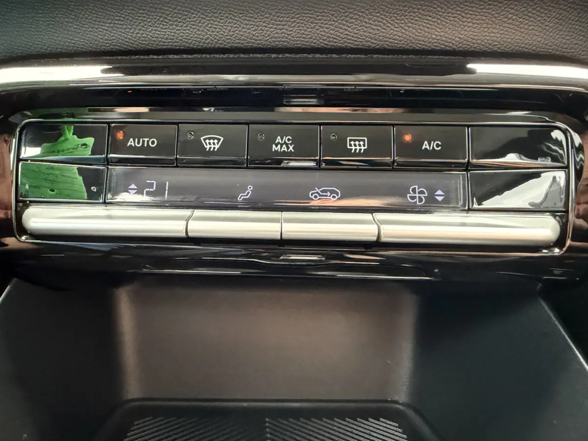 145pk Hybrid Plus (Camera - Navigatie via APP - Automatische Airco - LED - Apple Carplay - Two Tone - Parkeersensoren)