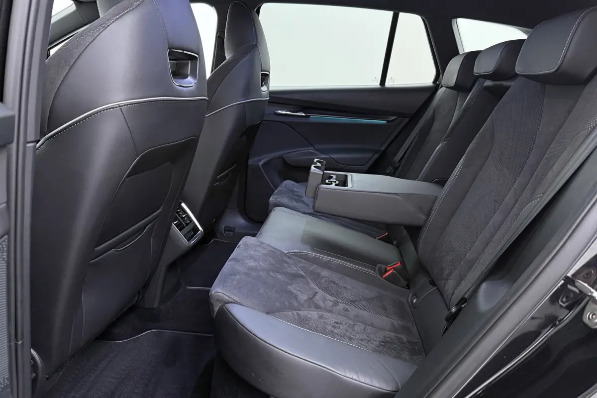 60 Sportline | SOH 93%! | Wegklap. Trekhaak | Org. NL | Dealer onderhouden | CarPlay | Stuurverwarming | PDC |