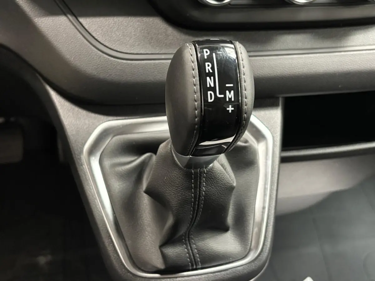 2.0 Blue dCi 150PK L2H1 EC Sport Edition Automaat Navigatie Airco Lichtmetalen velgen Betimmering Trekhaak Camera Parkeer sensoren Dab