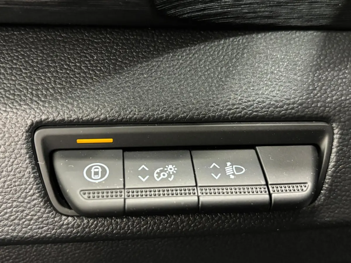2.0 Blue dCi 150PK L2H1 EC Sport Edition Automaat Navigatie Airco Lichtmetalen velgen Betimmering Trekhaak Camera Parkeer sensoren Dab
