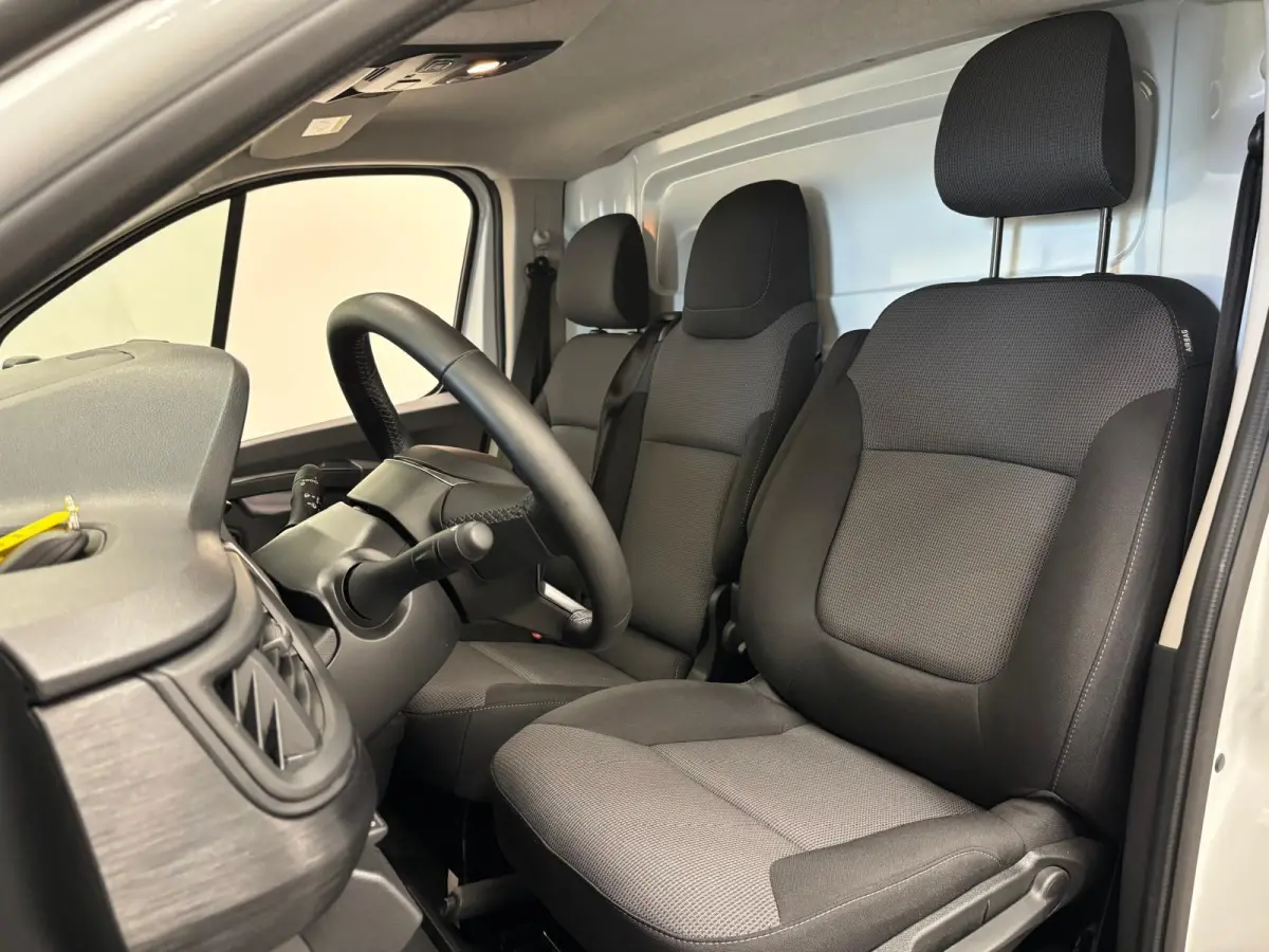 2.0 Blue dCi 150PK L2H1 EC Sport Edition Automaat Navigatie Airco Lichtmetalen velgen Betimmering Trekhaak Camera Parkeer sensoren Dab