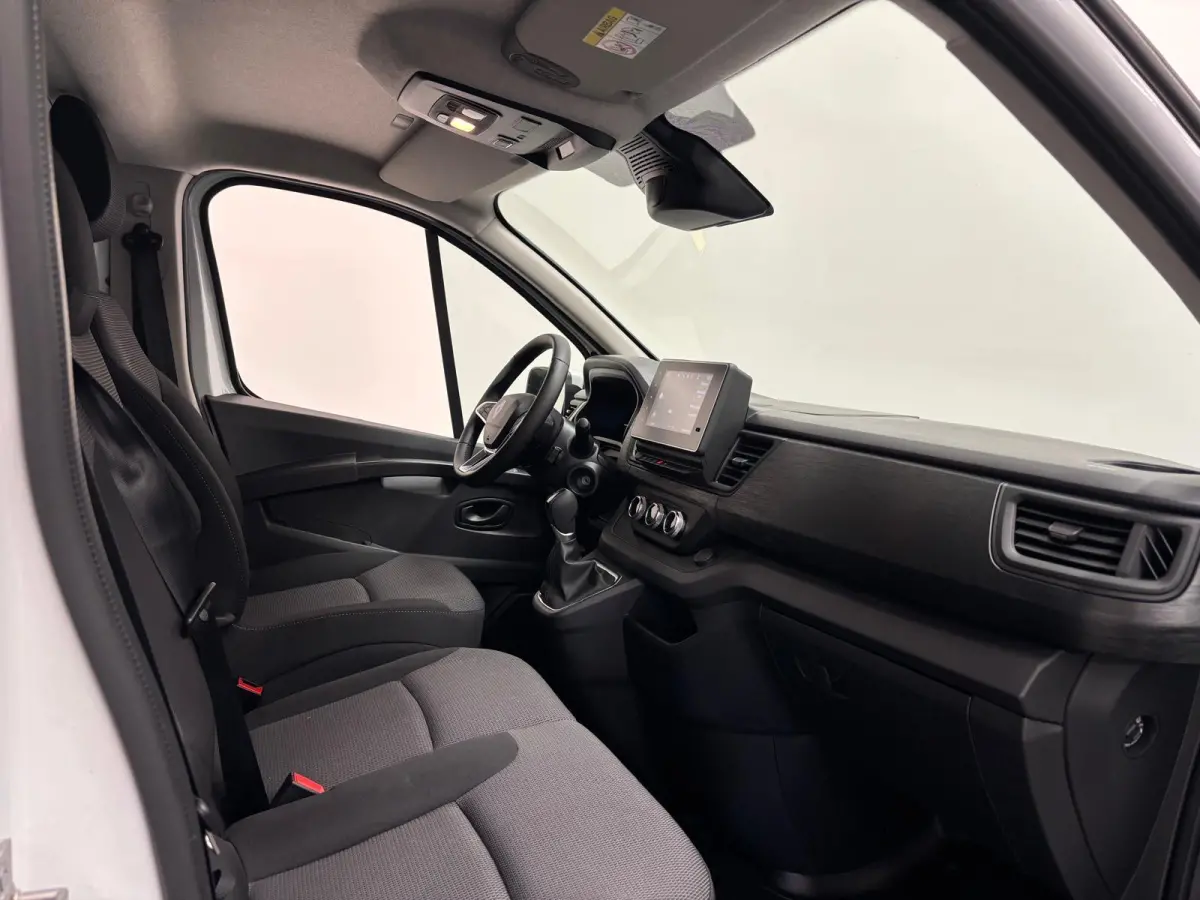 2.0 Blue dCi 150PK L2H1 EC Sport Edition Automaat Navigatie Airco Lichtmetalen velgen Betimmering Trekhaak Camera Parkeer sensoren Dab