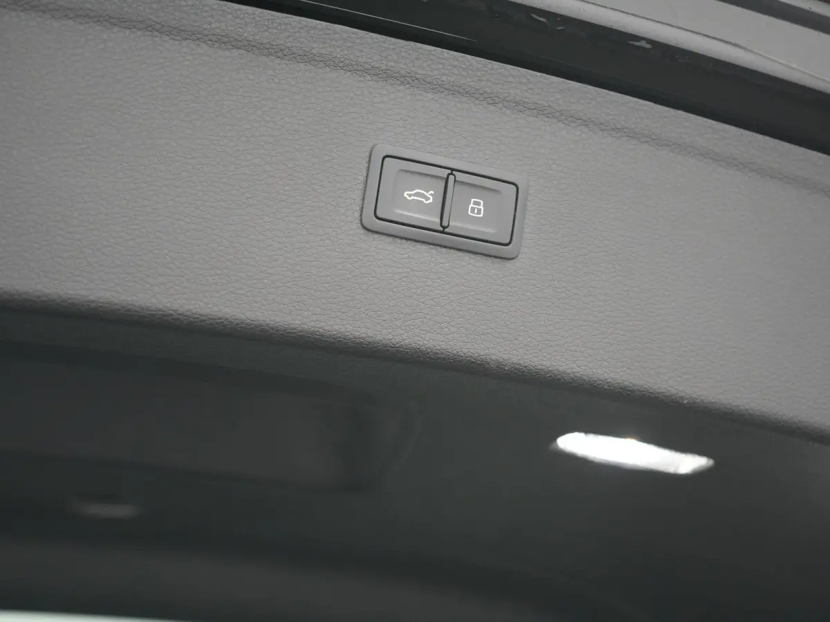 55 TFSI e S Line PHEV 367pk Dealer O.H. | Alcantara Sportstoelen Massage & Verwarmd | 360 Camera | Bang & Olufsen Audio | Keyless | Navigatie | Virtual | DAB | Cruise Control | Plug In Hybri