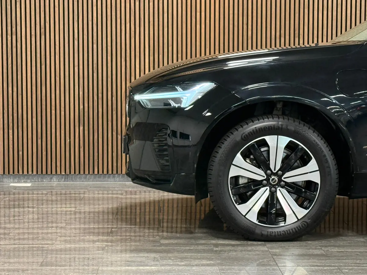 T6 AWD Recharge Plus Dark Long Range | Harman Kardon | All Season Banden | Adaptieve Cruise Control | Stoelverwarming voor+achter | Stuurwielverwarming | Parkeercamera | Pilot Assist | BLIS 