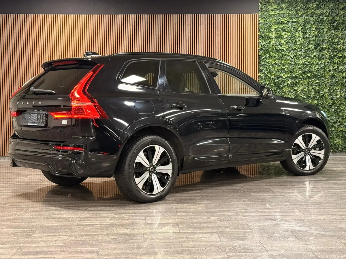 T6 AWD Recharge Plus Dark Long Range | Harman Kardon | All Season Banden | Adaptieve Cruise Control | Stoelverwarming voor+achter | Stuurwielverwarming | Parkeercamera | Pilot Assist | BLIS 