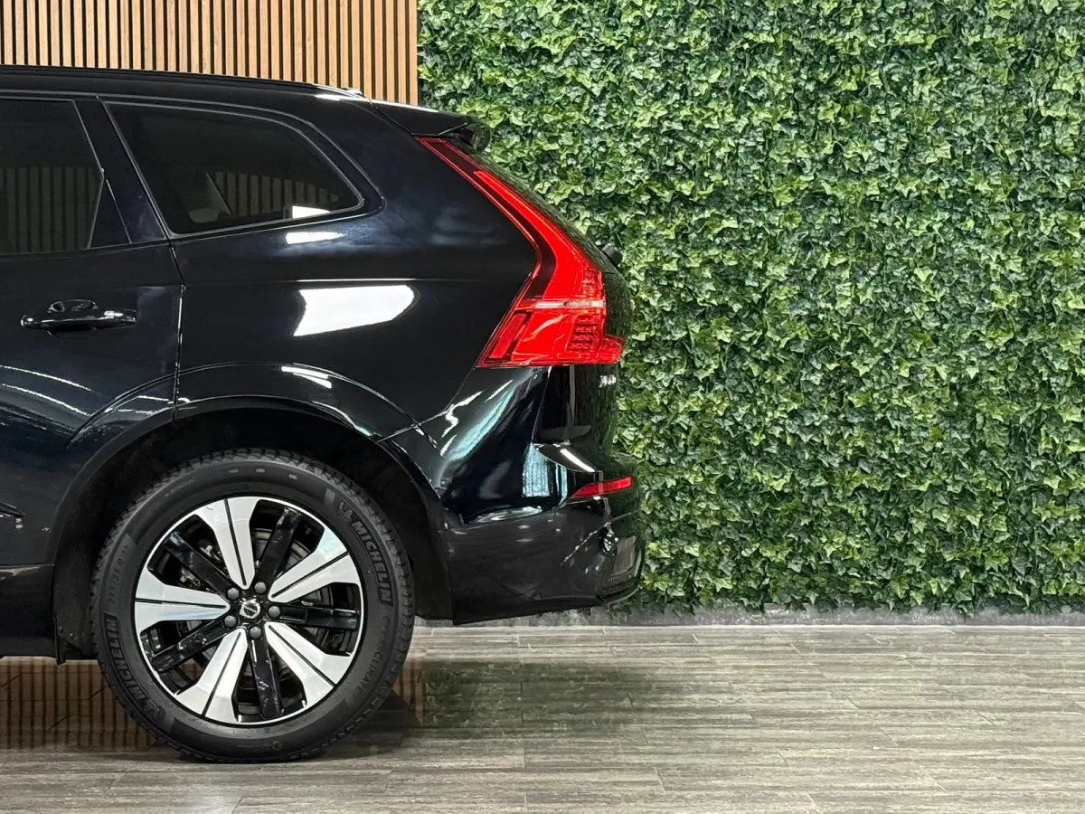 T6 AWD Recharge Plus Dark Long Range | Harman Kardon | All Season Banden | Adaptieve Cruise Control | Stoelverwarming voor+achter | Stuurwielverwarming | Parkeercamera | Pilot Assist | BLIS 