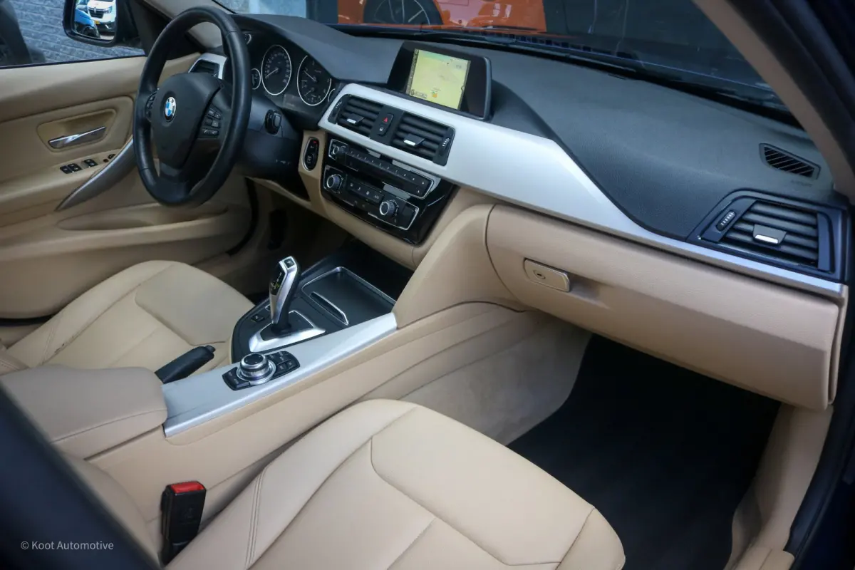 318d Centennial High Executive | Trekhaak | Leder | Navi | PDC | Cruise | Rijklaar.