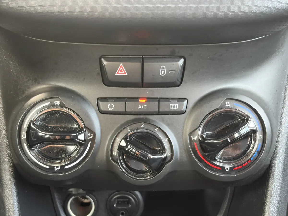 1.2 PureTech Active 82pk | Nieuwe apk! | Airco | Bluetooth | Cruise control | Isofix bevestiging voor kinderzitjes | LED dagrijverlichting | Parkeersensor achter | Radio-cd/mp3 speler | Rijd