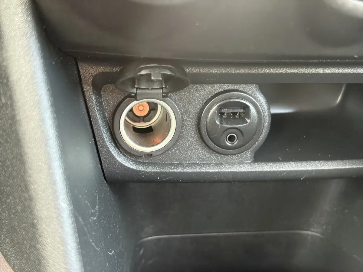 1.2 PureTech Active 82pk | Nieuwe apk! | Airco | Bluetooth | Cruise control | Isofix bevestiging voor kinderzitjes | LED dagrijverlichting | Parkeersensor achter | Radio-cd/mp3 speler | Rijd