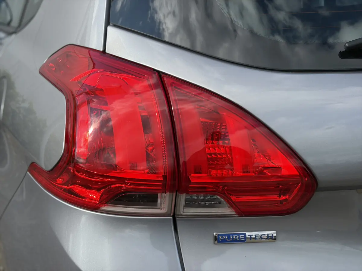 1.2 PureTech Active 82pk | Nieuwe apk! | Airco | Bluetooth | Cruise control | Isofix bevestiging voor kinderzitjes | LED dagrijverlichting | Parkeersensor achter | Radio-cd/mp3 speler | Rijd