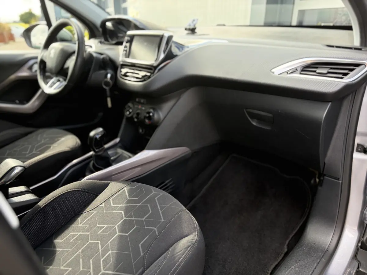 1.2 PureTech Active 82pk | Nieuwe apk! | Airco | Bluetooth | Cruise control | Isofix bevestiging voor kinderzitjes | LED dagrijverlichting | Parkeersensor achter | Radio-cd/mp3 speler | Rijd