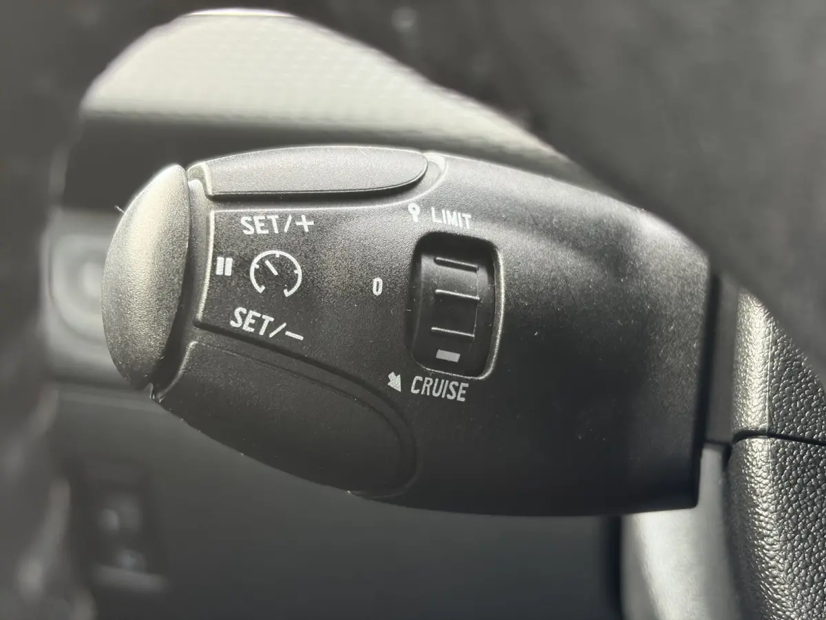 1.2 PureTech Active 82pk | Nieuwe apk! | Airco | Bluetooth | Cruise control | Isofix bevestiging voor kinderzitjes | LED dagrijverlichting | Parkeersensor achter | Radio-cd/mp3 speler | Rijd