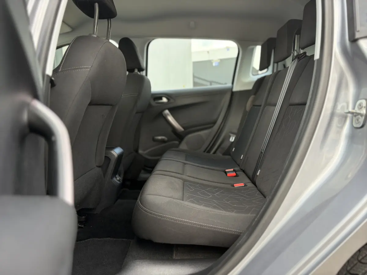 1.2 PureTech Active 82pk | Nieuwe apk! | Airco | Bluetooth | Cruise control | Isofix bevestiging voor kinderzitjes | LED dagrijverlichting | Parkeersensor achter | Radio-cd/mp3 speler | Rijd
