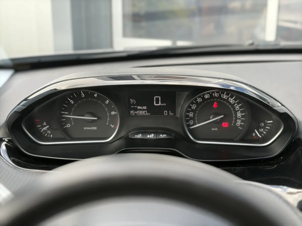 1.2 PureTech Active 82pk | Nieuwe apk! | Airco | Bluetooth | Cruise control | Isofix bevestiging voor kinderzitjes | LED dagrijverlichting | Parkeersensor achter | Radio-cd/mp3 speler | Rijd