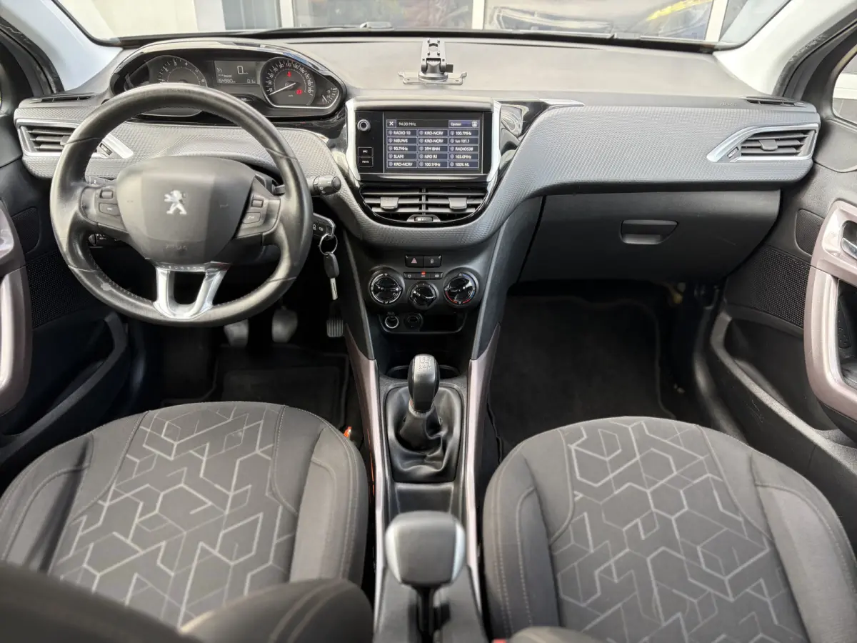 1.2 PureTech Active 82pk | Nieuwe apk! | Airco | Bluetooth | Cruise control | Isofix bevestiging voor kinderzitjes | LED dagrijverlichting | Parkeersensor achter | Radio-cd/mp3 speler | Rijd