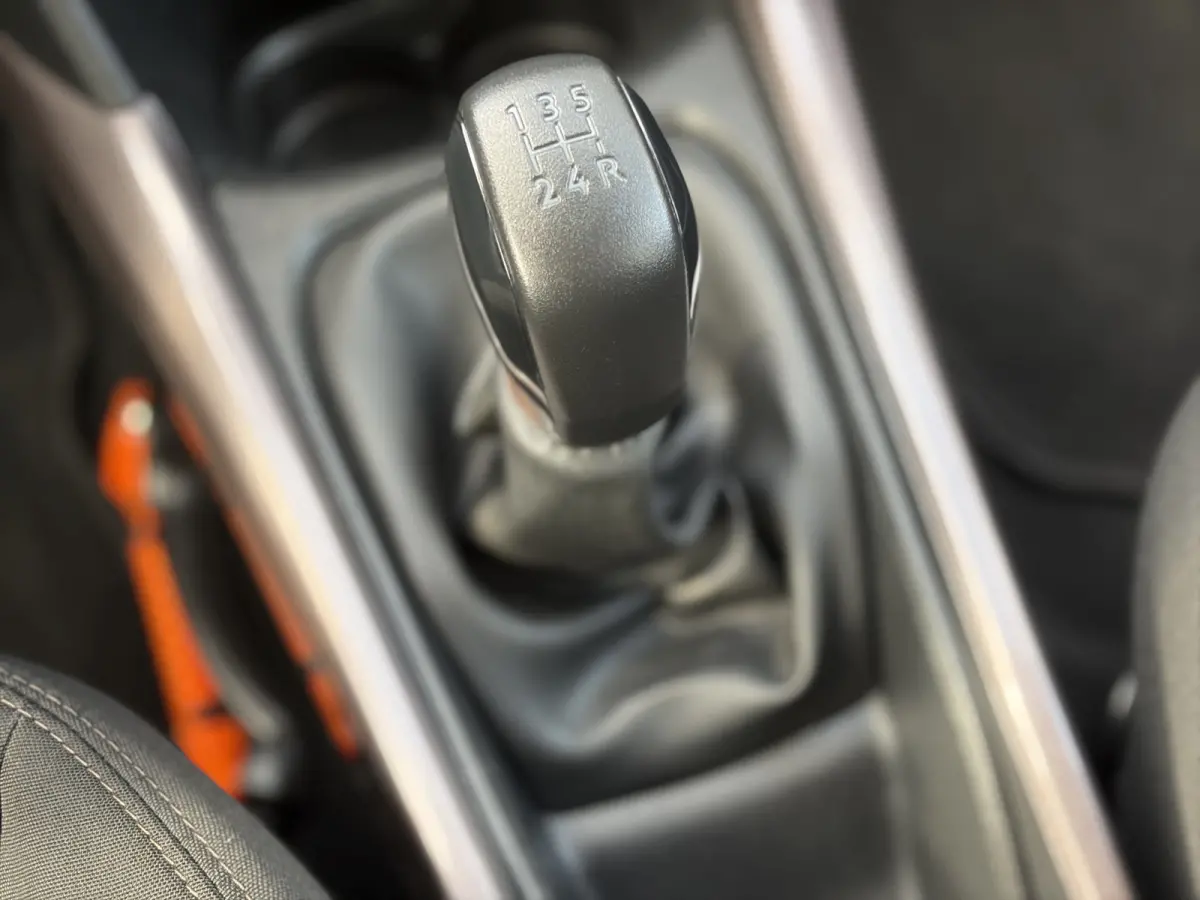 1.2 PureTech Active 82pk | Nieuwe apk! | Airco | Bluetooth | Cruise control | Isofix bevestiging voor kinderzitjes | LED dagrijverlichting | Parkeersensor achter | Radio-cd/mp3 speler | Rijd