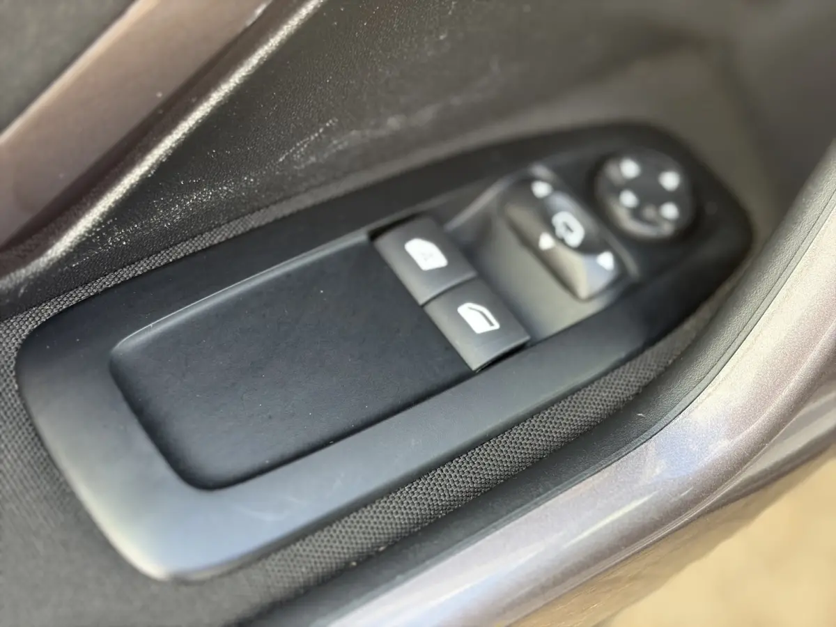 1.2 PureTech Active 82pk | Nieuwe apk! | Airco | Bluetooth | Cruise control | Isofix bevestiging voor kinderzitjes | LED dagrijverlichting | Parkeersensor achter | Radio-cd/mp3 speler | Rijd