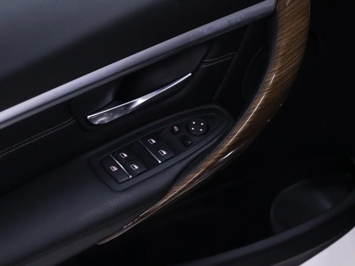 318i Luxury Edition [SCHUIFKANTELDAK, APPLE CARPLAY, MEMORY SEATS, STOELVERWARMING, 360 CAMERA, VOL LEDER, PDC V+A, NAVIGATIE PROFESSIONAL, CLIMATE, ELEKTRISCHE ACHTERKLEP, LED, KEYLESS STAR