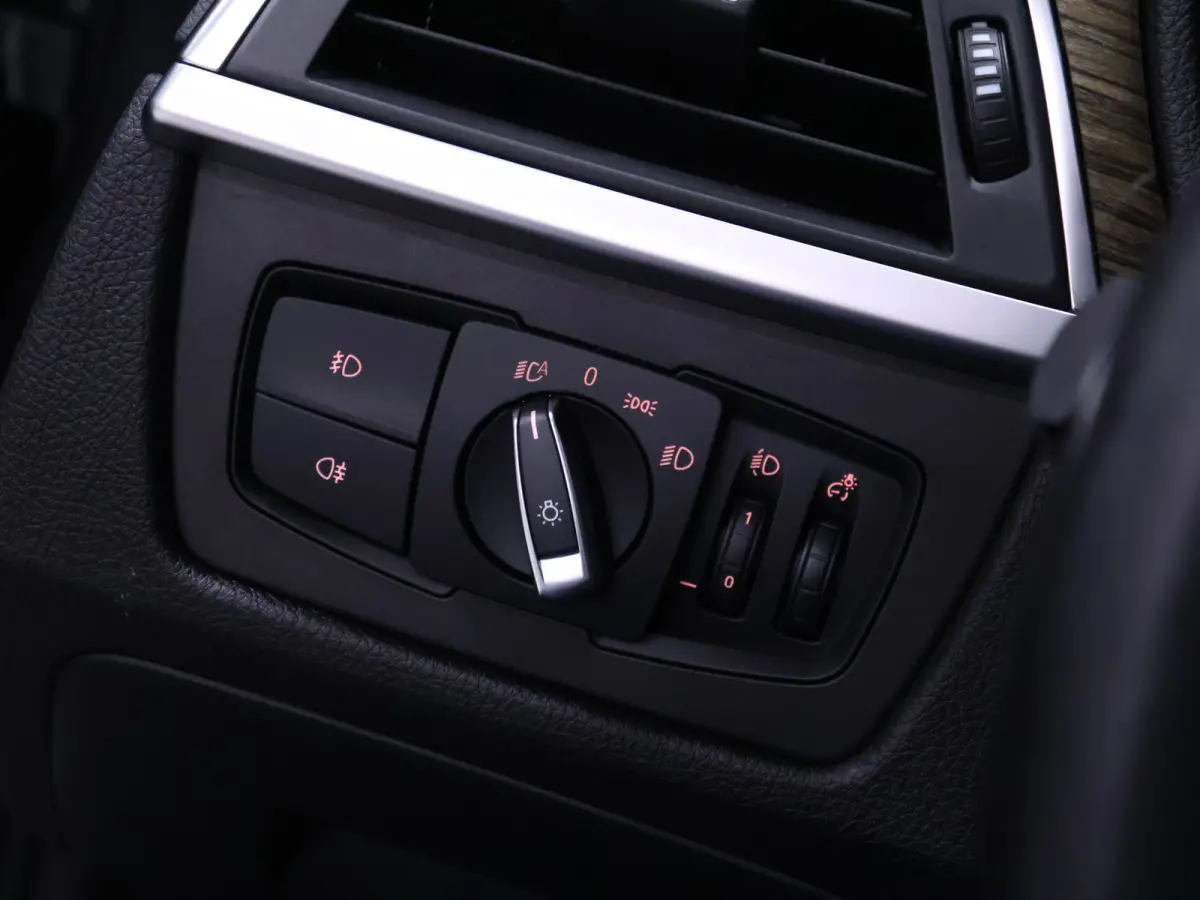 318i Luxury Edition [SCHUIFKANTELDAK, APPLE CARPLAY, MEMORY SEATS, STOELVERWARMING, 360 CAMERA, VOL LEDER, PDC V+A, NAVIGATIE PROFESSIONAL, CLIMATE, ELEKTRISCHE ACHTERKLEP, LED, KEYLESS STAR