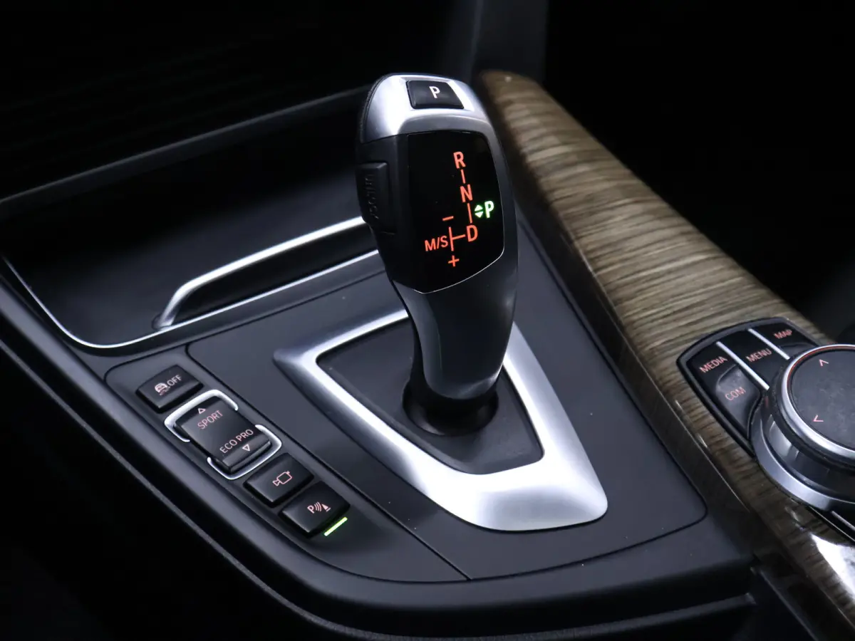 318i Luxury Edition [SCHUIFKANTELDAK, APPLE CARPLAY, MEMORY SEATS, STOELVERWARMING, 360 CAMERA, VOL LEDER, PDC V+A, NAVIGATIE PROFESSIONAL, CLIMATE, ELEKTRISCHE ACHTERKLEP, LED, KEYLESS STAR