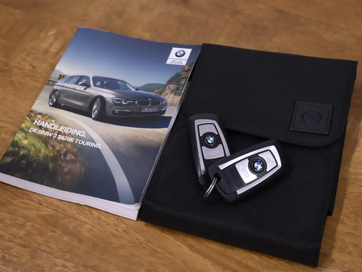 318i Luxury Edition [SCHUIFKANTELDAK, APPLE CARPLAY, MEMORY SEATS, STOELVERWARMING, 360 CAMERA, VOL LEDER, PDC V+A, NAVIGATIE PROFESSIONAL, CLIMATE, ELEKTRISCHE ACHTERKLEP, LED, KEYLESS STAR