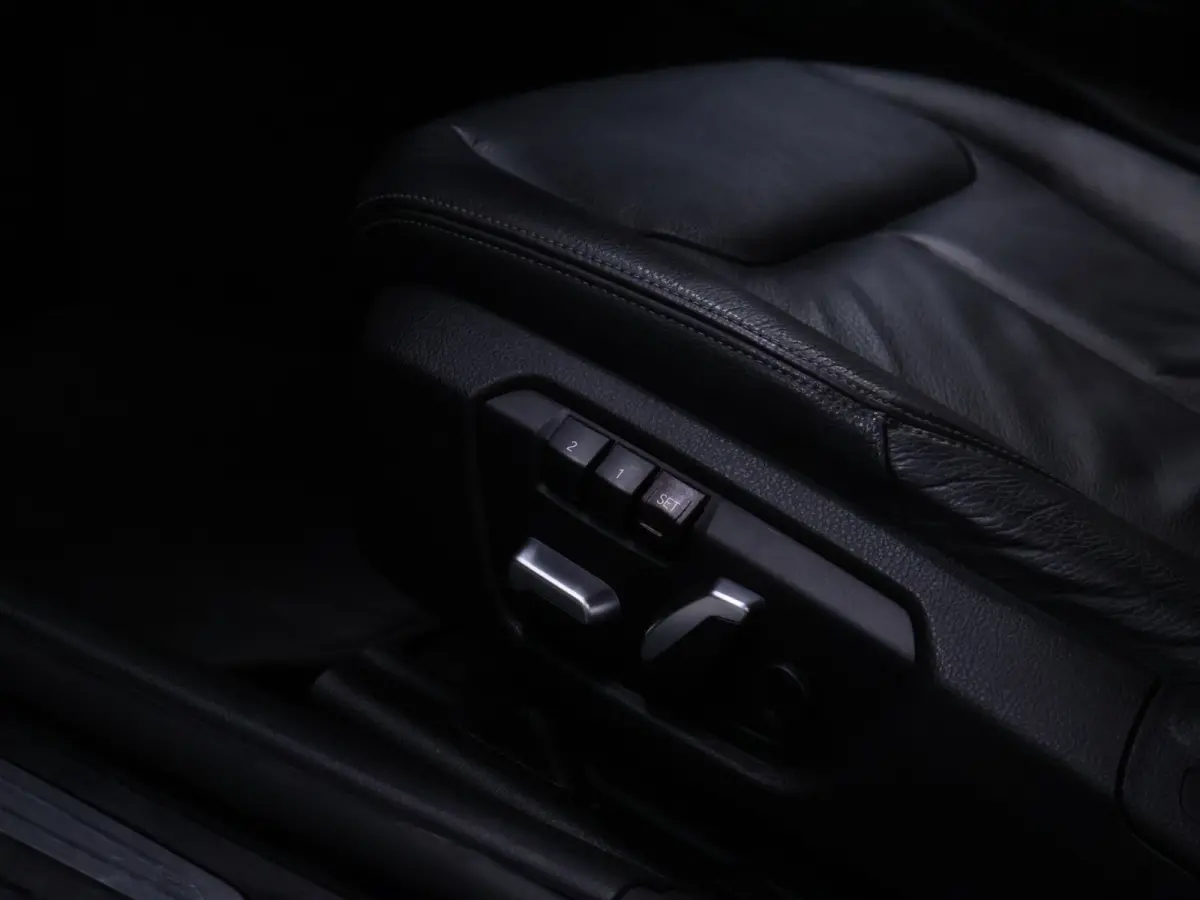 318i Luxury Edition [SCHUIFKANTELDAK, APPLE CARPLAY, MEMORY SEATS, STOELVERWARMING, 360 CAMERA, VOL LEDER, PDC V+A, NAVIGATIE PROFESSIONAL, CLIMATE, ELEKTRISCHE ACHTERKLEP, LED, KEYLESS STAR