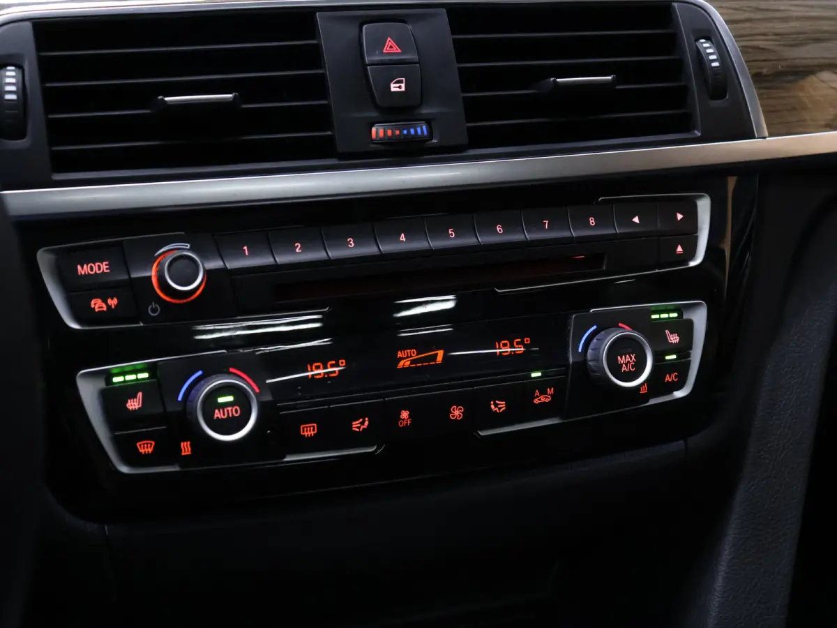 318i Luxury Edition [SCHUIFKANTELDAK, APPLE CARPLAY, MEMORY SEATS, STOELVERWARMING, 360 CAMERA, VOL LEDER, PDC V+A, NAVIGATIE PROFESSIONAL, CLIMATE, ELEKTRISCHE ACHTERKLEP, LED, KEYLESS STAR