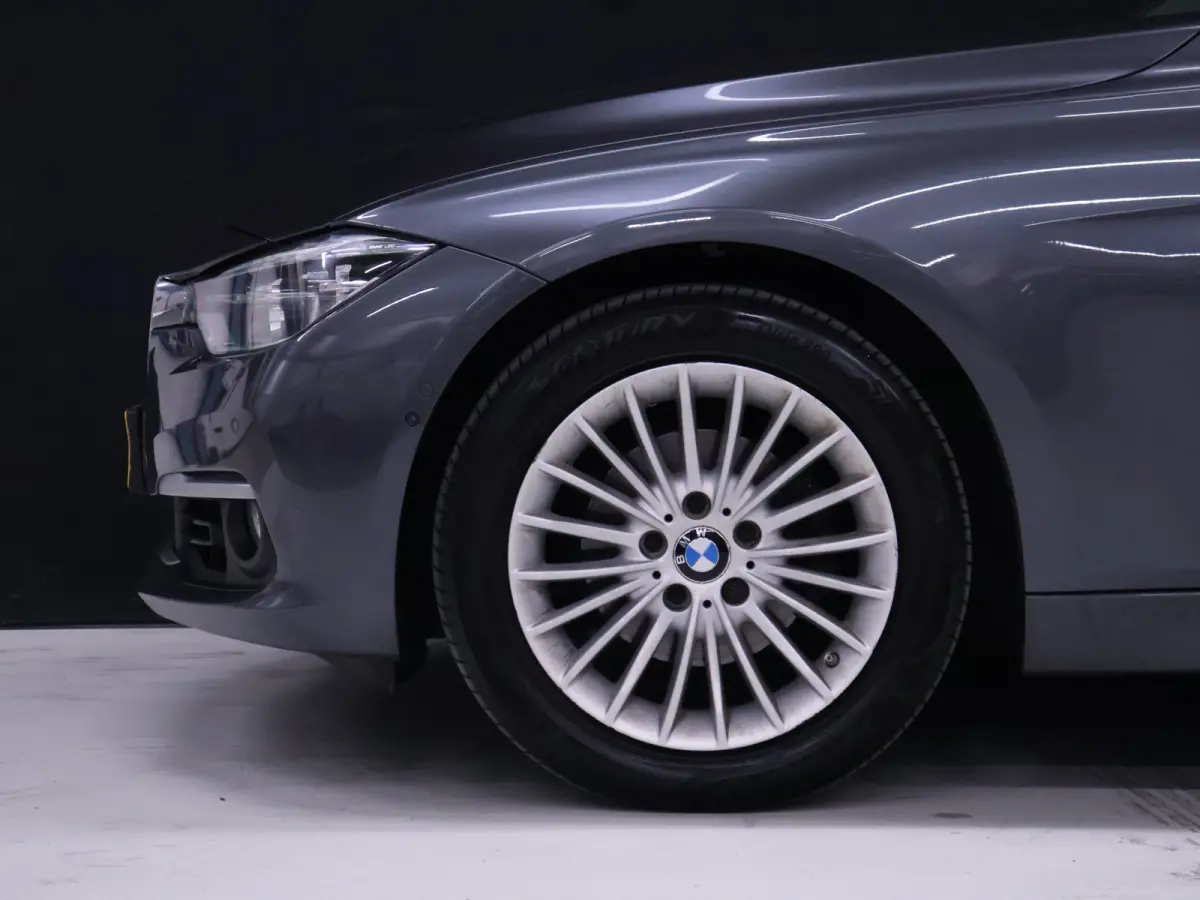 318i Luxury Edition [SCHUIFKANTELDAK, APPLE CARPLAY, MEMORY SEATS, STOELVERWARMING, 360 CAMERA, VOL LEDER, PDC V+A, NAVIGATIE PROFESSIONAL, CLIMATE, ELEKTRISCHE ACHTERKLEP, LED, KEYLESS STAR