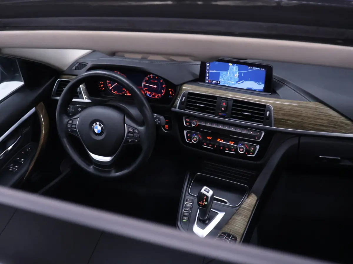 318i Luxury Edition [SCHUIFKANTELDAK, APPLE CARPLAY, MEMORY SEATS, STOELVERWARMING, 360 CAMERA, VOL LEDER, PDC V+A, NAVIGATIE PROFESSIONAL, CLIMATE, ELEKTRISCHE ACHTERKLEP, LED, KEYLESS STAR