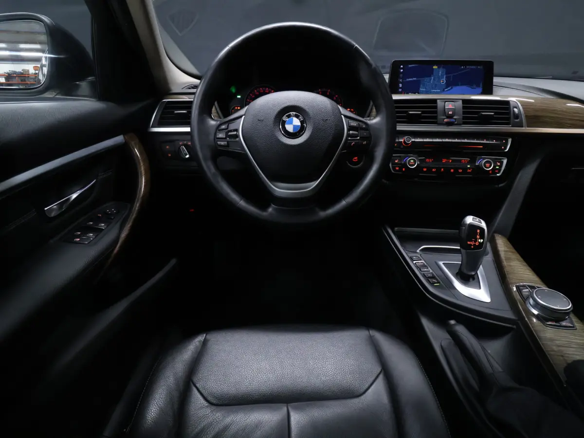 318i Luxury Edition [SCHUIFKANTELDAK, APPLE CARPLAY, MEMORY SEATS, STOELVERWARMING, 360 CAMERA, VOL LEDER, PDC V+A, NAVIGATIE PROFESSIONAL, CLIMATE, ELEKTRISCHE ACHTERKLEP, LED, KEYLESS STAR
