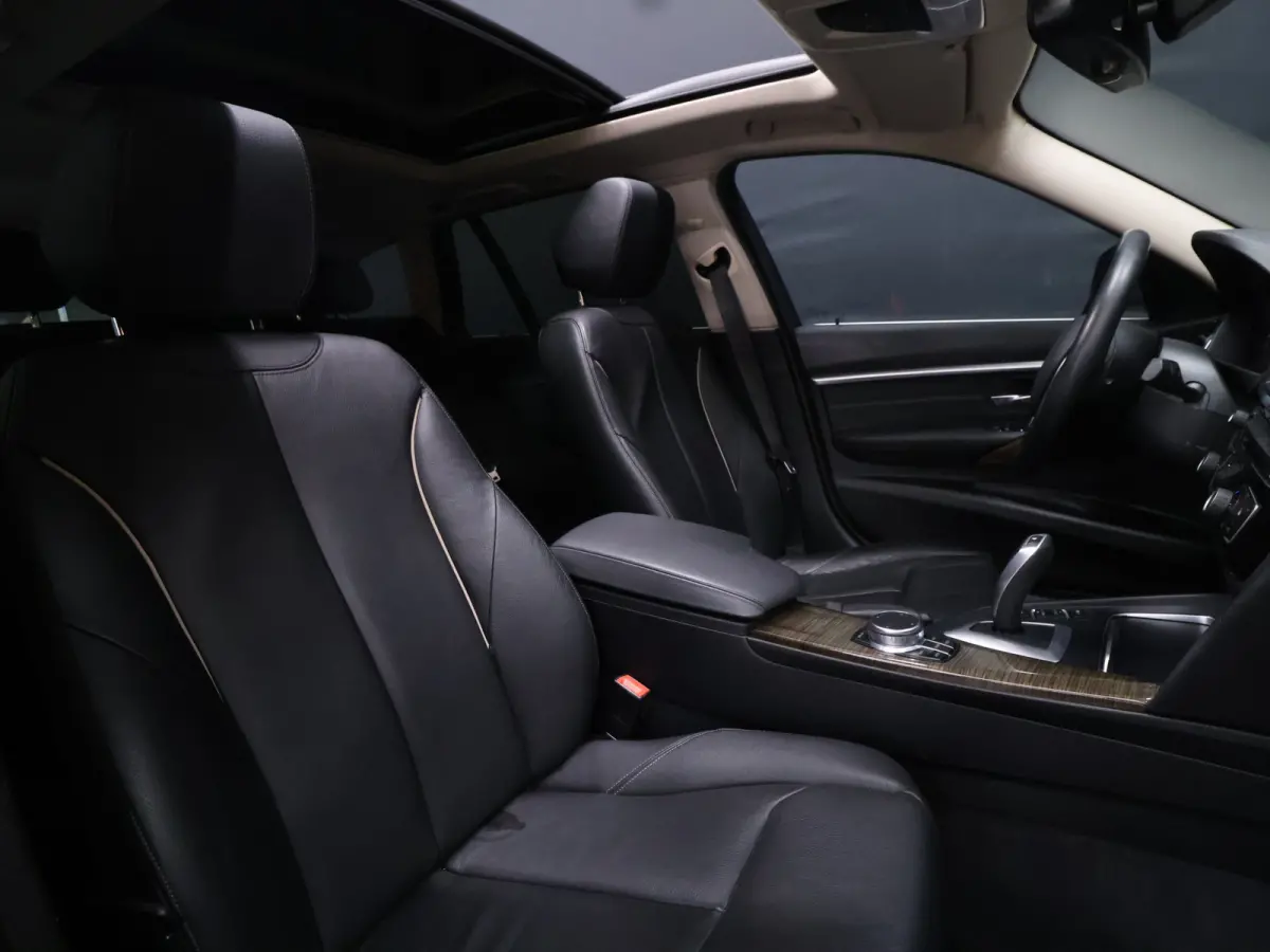 318i Luxury Edition [SCHUIFKANTELDAK, APPLE CARPLAY, MEMORY SEATS, STOELVERWARMING, 360 CAMERA, VOL LEDER, PDC V+A, NAVIGATIE PROFESSIONAL, CLIMATE, ELEKTRISCHE ACHTERKLEP, LED, KEYLESS STAR