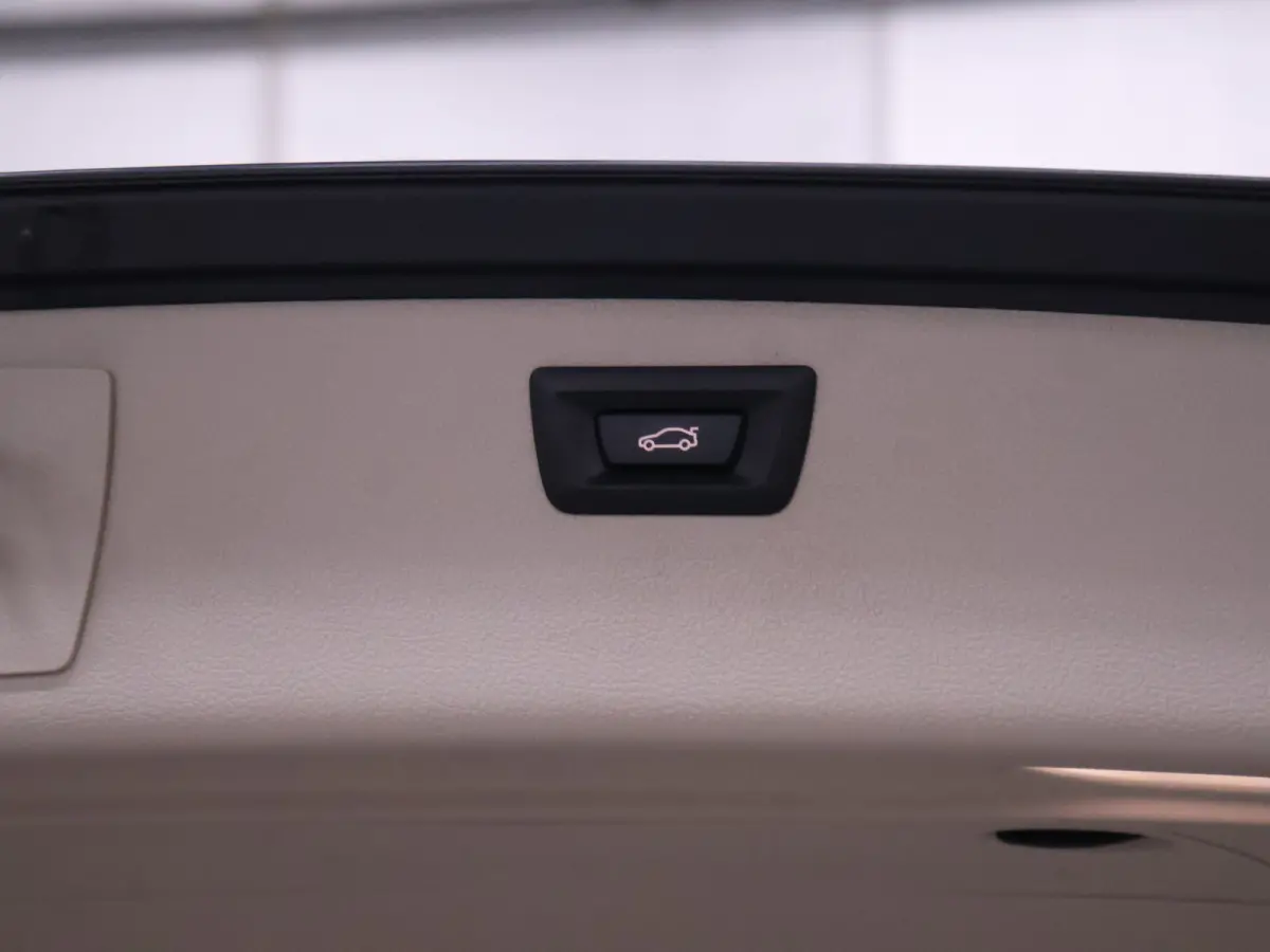 318i Luxury Edition [SCHUIFKANTELDAK, APPLE CARPLAY, MEMORY SEATS, STOELVERWARMING, 360 CAMERA, VOL LEDER, PDC V+A, NAVIGATIE PROFESSIONAL, CLIMATE, ELEKTRISCHE ACHTERKLEP, LED, KEYLESS STAR