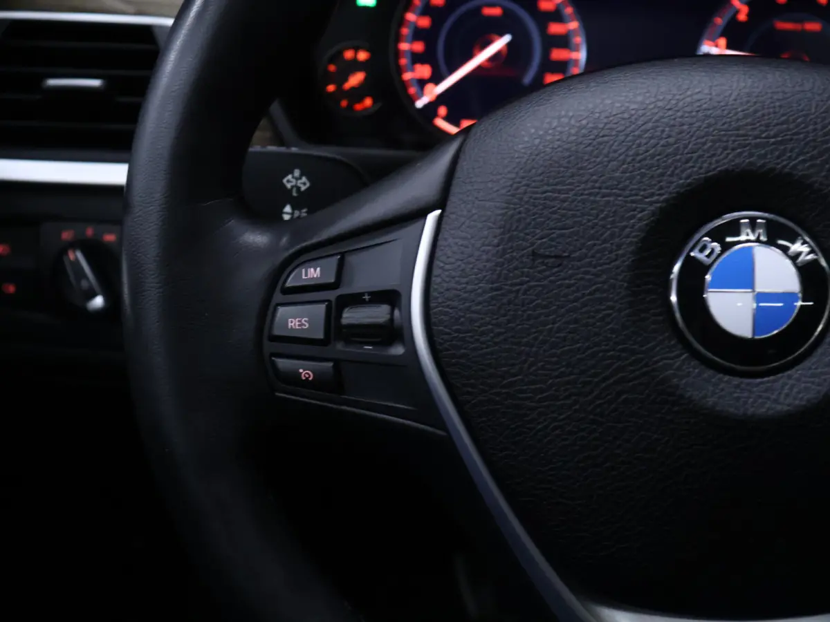 318i Luxury Edition [SCHUIFKANTELDAK, APPLE CARPLAY, MEMORY SEATS, STOELVERWARMING, 360 CAMERA, VOL LEDER, PDC V+A, NAVIGATIE PROFESSIONAL, CLIMATE, ELEKTRISCHE ACHTERKLEP, LED, KEYLESS STAR