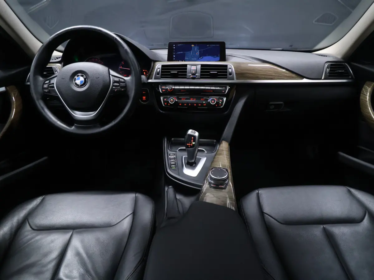 318i Luxury Edition [SCHUIFKANTELDAK, APPLE CARPLAY, MEMORY SEATS, STOELVERWARMING, 360 CAMERA, VOL LEDER, PDC V+A, NAVIGATIE PROFESSIONAL, CLIMATE, ELEKTRISCHE ACHTERKLEP, LED, KEYLESS STAR