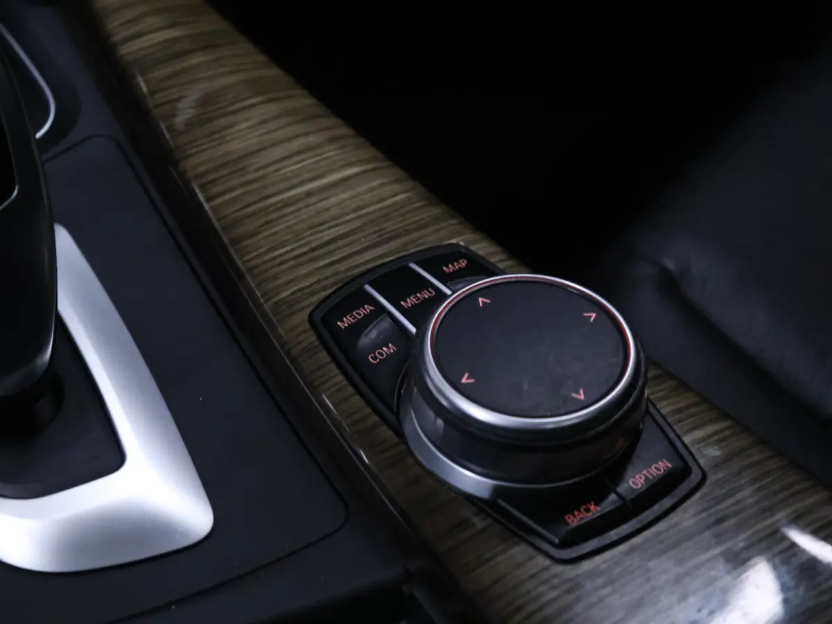 318i Luxury Edition [SCHUIFKANTELDAK, APPLE CARPLAY, MEMORY SEATS, STOELVERWARMING, 360 CAMERA, VOL LEDER, PDC V+A, NAVIGATIE PROFESSIONAL, CLIMATE, ELEKTRISCHE ACHTERKLEP, LED, KEYLESS STAR