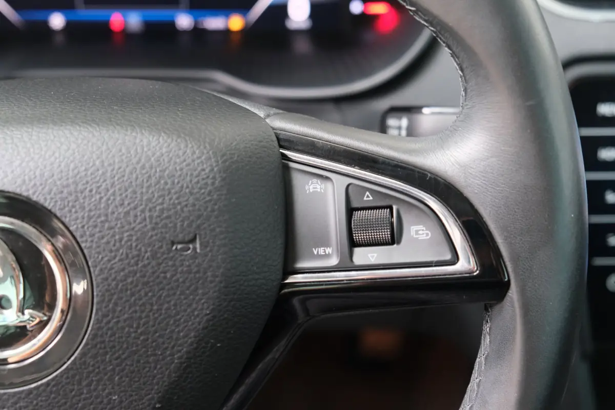 1.0 TSI Greentech Business Edition Plus - N.A.P. Airco, Cruise, Navi, PDC.